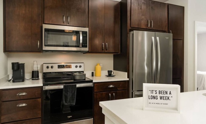 Plato Center Apartment | Luxurious 2 BD2BA -WFH Equipped