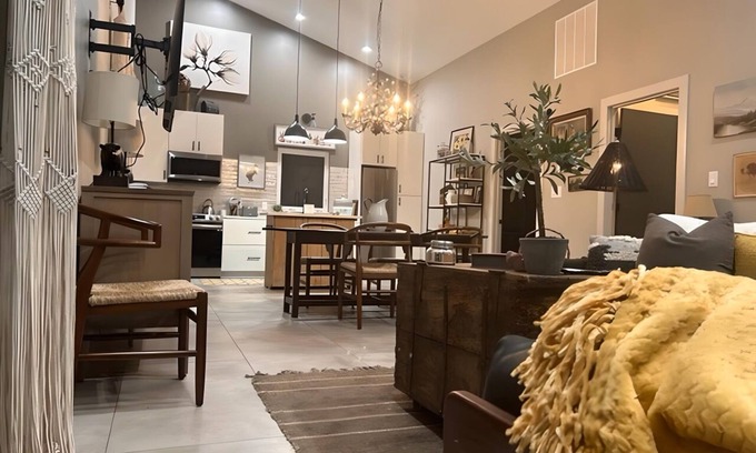 Carbondale House | Luxurious 2 Bdrm Creekside Deckhouse Retreat