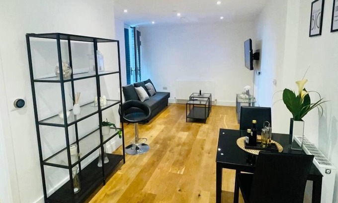 Fairfield Apartment | Luxurious 2 bed apartment with Free Parking