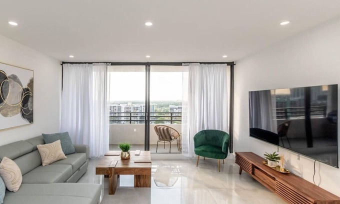 Hollywood South Central Beach Apartment | Luxurious 2 Bedroom On Beach