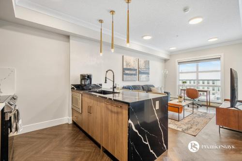 Currie Barracks House | Luxurious 2 Bedroom Suite near MRU and Downtown with Free Underground Parking Wifi and More