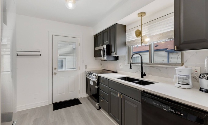 Beverly Hills House | Luxurious 2 bedroom 2 queen bed house 5 minutes from downtown Birmingham