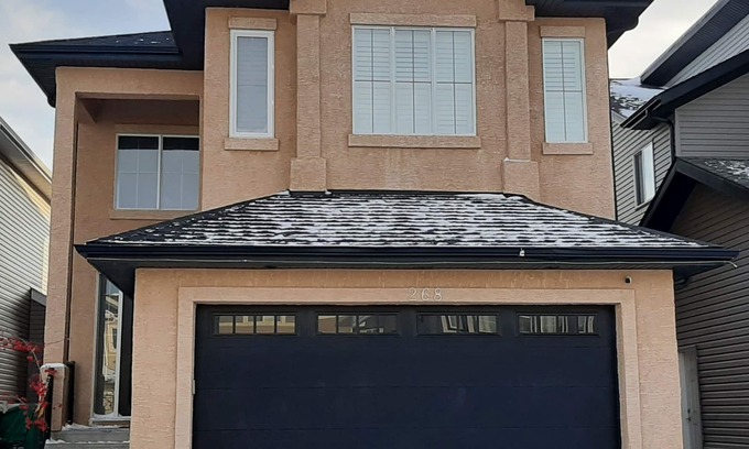 Northeast Edmonton House | Luxurious 2-Storey House -Family| Families| Groups |5 Bedrooms | 6 Beds