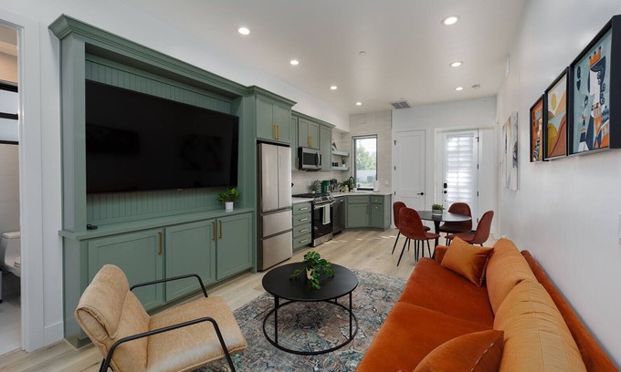 Land Park House | Luxurious 2BR Condo in DT Sac w/In-Unit Laundry