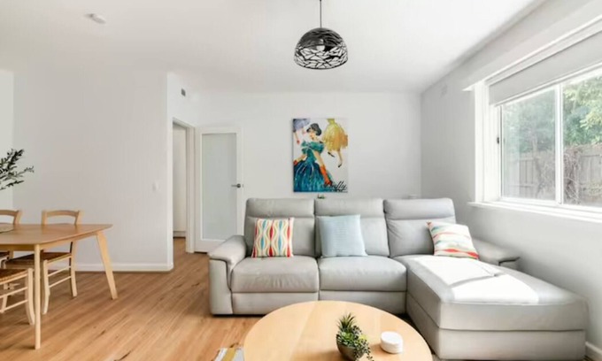 Ascot Vale Apartment | Luxurious 2br: Near Showgrounds & Racecourse!