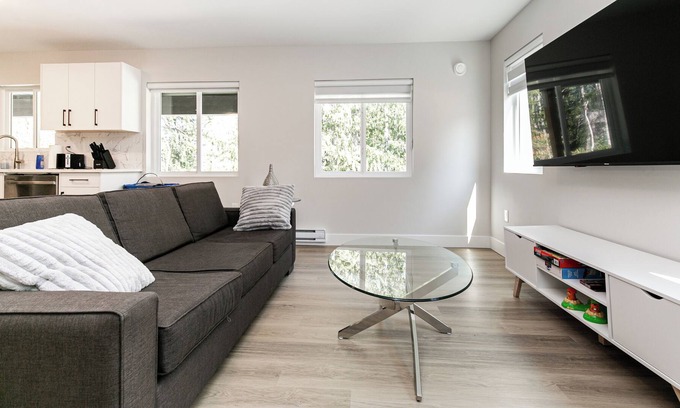 Lake Cowichan Apartment | Luxurious 2BR Suite in Lake Cowichan