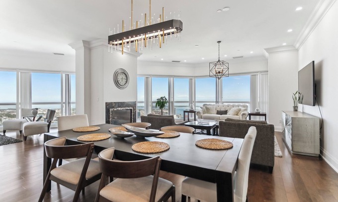 Downtown Toronto Apartment | Luxurious 3bed 3bath Penthouse in Heart of Downtown Toronto | Parking & Gym