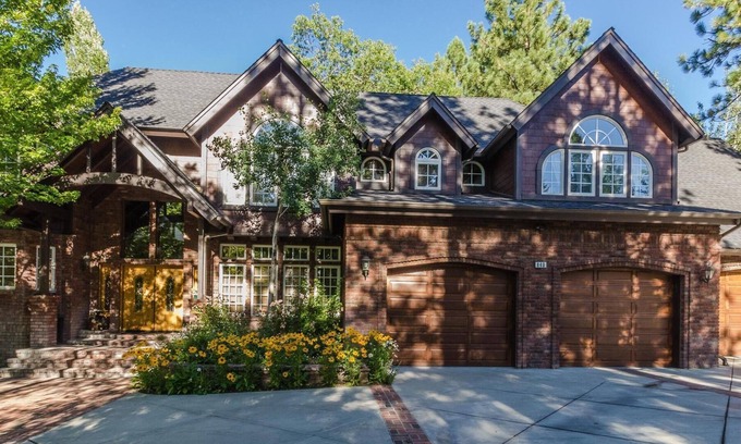 Fox Farm House | Luxurious 4,000 Sq Ft Estate. Ideal for Vacations