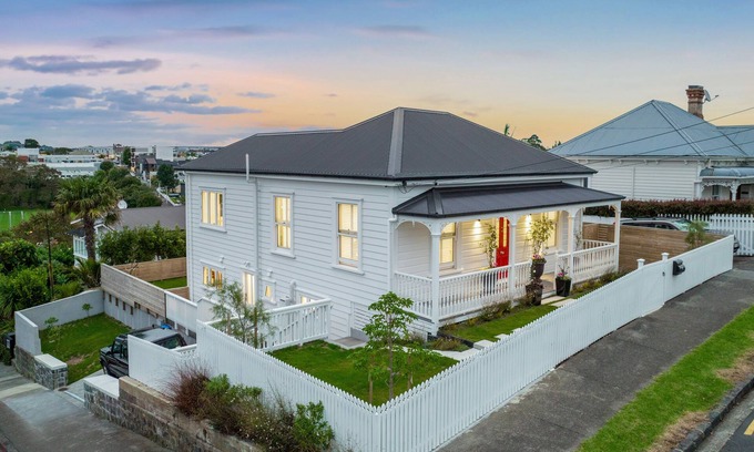 Kingsland House | Luxurious 4 Bed Grey Lynn House - SPECIAL 30% DEAL SEPTEMBER Central Auckland.