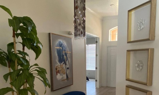Loughman House | Luxurious 4-bedroom 4-bathroom Home in Solterra Resort