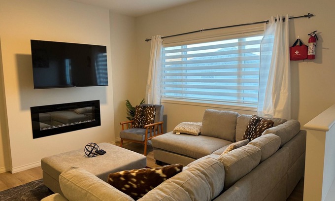 Northeast Edmonton House | Luxurious | 4 Bedrooms| Main Floor of House| Families| Groups| Individuals|