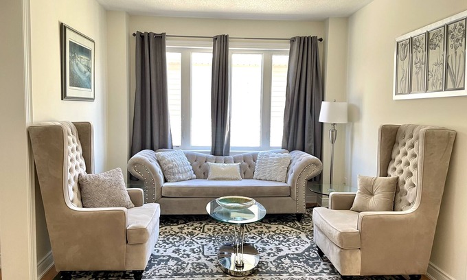 Lindsay House | Luxurious 4bdrm family home in the Kawartha Region close to great hiking trails