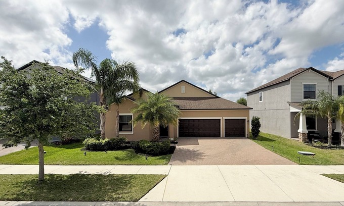 Balm House | LUXURIOUS 4BR HOME IN PRISTINE COMMUNITY WITH HIGH-END AMENITIES-SUN CITY CENTER