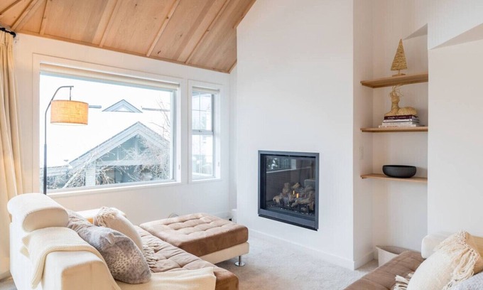 Blueberry Hill Apartment | Luxurious 4BR: Patio/BBQ, 5 min to Village & Lakes