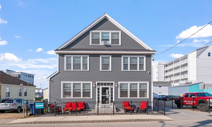 Hampton House | Luxurious 5-bedroom home steps from Hampton Beach & all entertainment