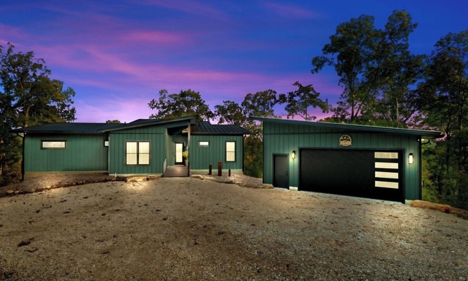 Innsbrook Resort | Luxurious 5-bedroom Treehouse with panoramic view of beautiful Alpine Lake.