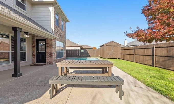 Burleson House | Luxurious 5-Bedroom Villa with Pool In Fort Worth
