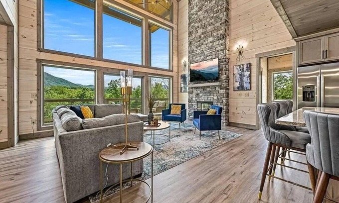 Gatlinburg - Pigeon Forge Cabin | *Luxurious 5BD Lodge! Movie Room/HOT TUB/Views!