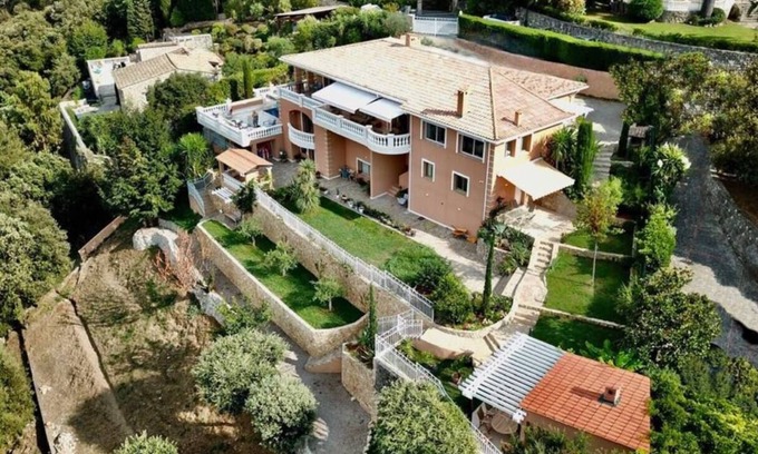 Biot Villa | Luxurious 6-bedroom pet friendly villa in beautiful Biot with views to die for