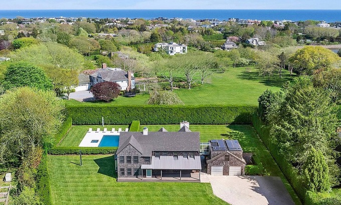 Water Mill House | Luxurious 7-bedroom estate south of the highway and 5 mins from the ocean!