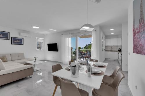 Veliko Brdo Apartment | Luxurious And Bright Apartment With Sea And Mountain View