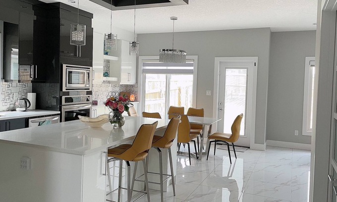 Northeast Edmonton House | Luxurious and clean home!