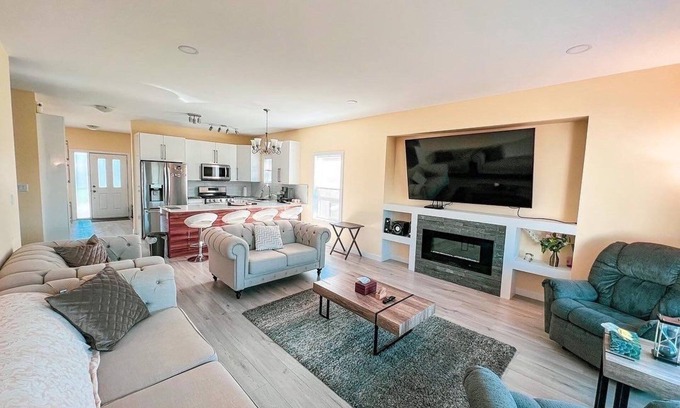Fort Gary House | Luxurious and Comfortable 3-Bedroom Bungalow Style House