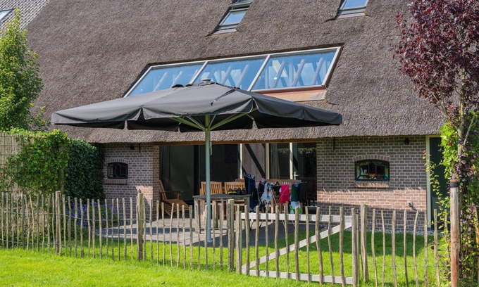 Dwingeloo House | Luxurious authentic holiday farm with a hot tub