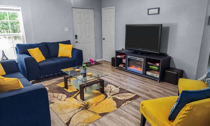 Denison House | Luxurious beds, remodeled, very clean, quiet neighborhood, big backyard & tree!
