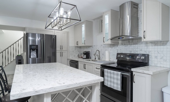 Markham Apartment | Luxurious Bright Basement Apartment!