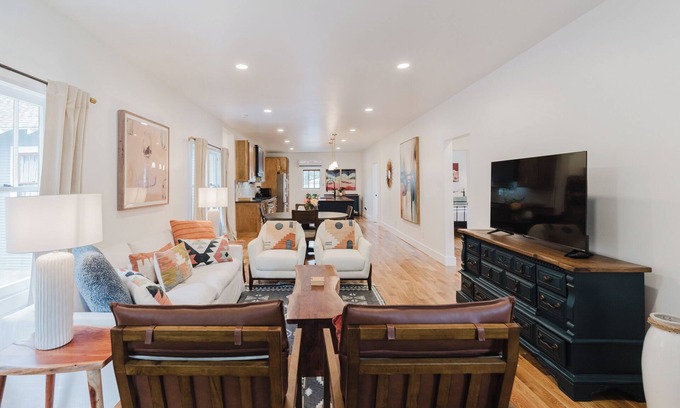 Norman House | Luxurious Bungalow - 8 minute walk to OU!