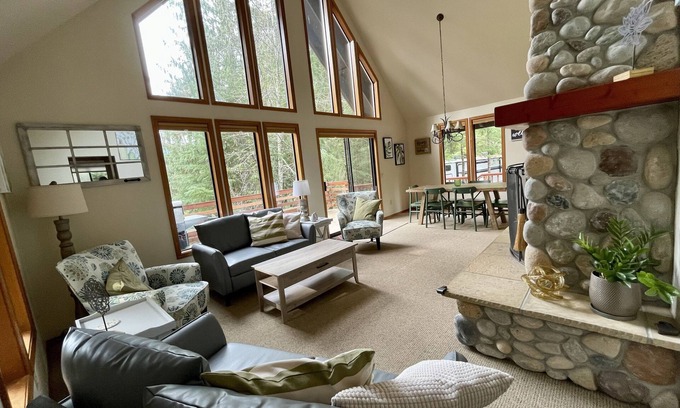 Hoodsport House | Luxurious Cabin Style Lake House walking distance to Lake Cushman