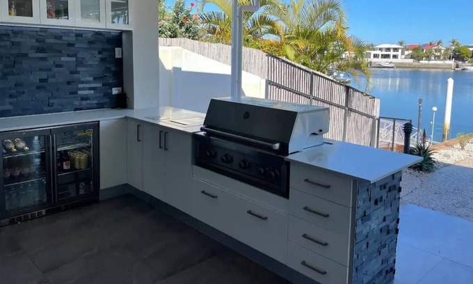 Banksia Beach House | Luxurious canal holiday home
