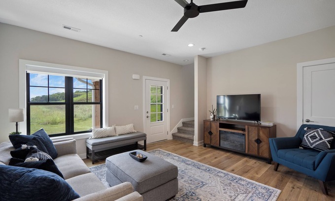 Booneville House | Luxurious Comfort & Convenience