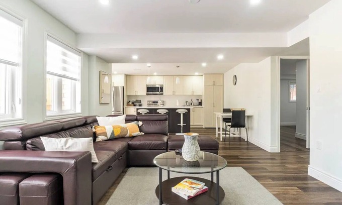 Bowmanville Apartment | ★Luxurious & Comfy ~ ♛Queen Beds ~ Workspace ~ Pkgnn