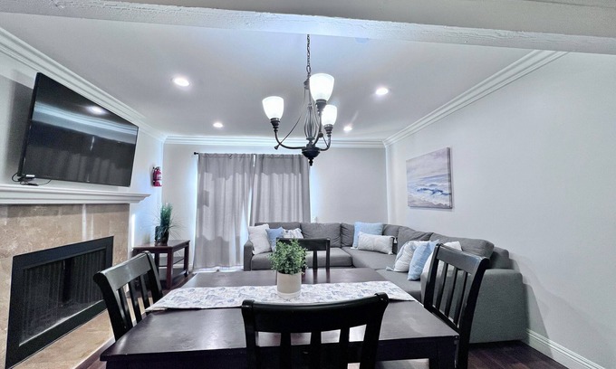 Anaheim Resort Condo | Luxurious Condo: 1/4mi Walk2Disney, Comm. Pool/Spa