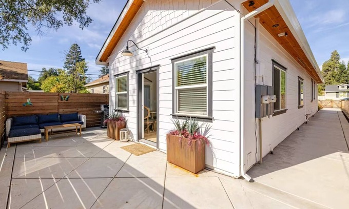 Folsom Cottage | Luxurious cottage in Historic Old Town Folsom with WiFi, AC