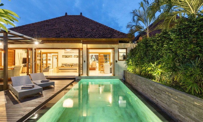 Sunset Road Villa | Luxurious & Cozy | ♛King Beds, Pool, Free Parking