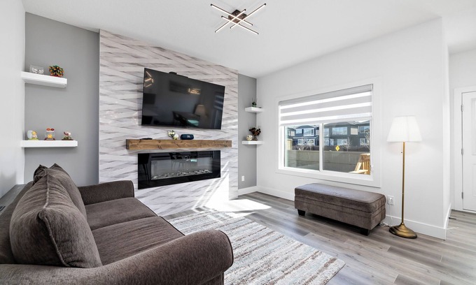 Southwest Edmonton House | Luxurious, Cozy, & Modern 4 bedroom Home—Airconditioned + Netflix + Free Parking