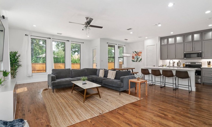 West Dallas House | Luxurious Dallas Home - 5 minutes from Downtown 🌌