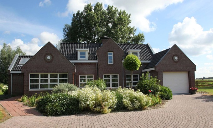 Municipality of Steenbergen House | Luxurious, detached holiday home right by the water