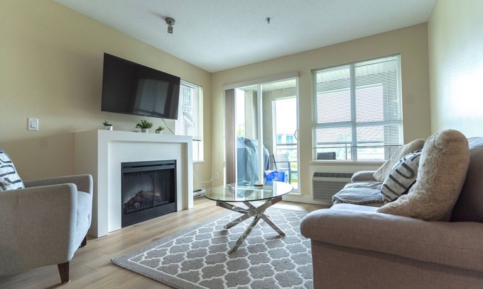 Central Okanagan Condo | Luxurious Downtown Kelowna Condo! Steps to the Beach