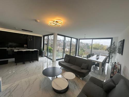 High Barnet Villa | Luxurious & Elegant 6-Bed House