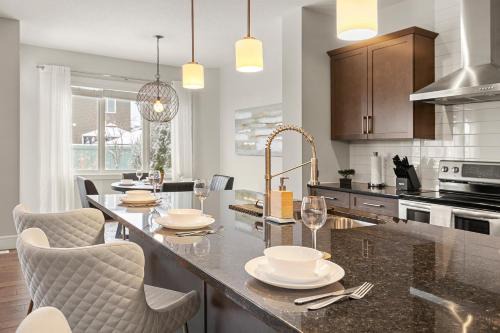 Southwest Edmonton House | Luxurious Entire House with Cental AC, Double Car Garage Parking, Upgraded Appliances, King Size Bed, Two Living Rooms & More
