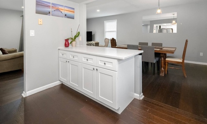 Glasser House | LUXURIOUS ESCAPE IN LAKEHOUSE W/ 4BR PKG&GAMEROOM