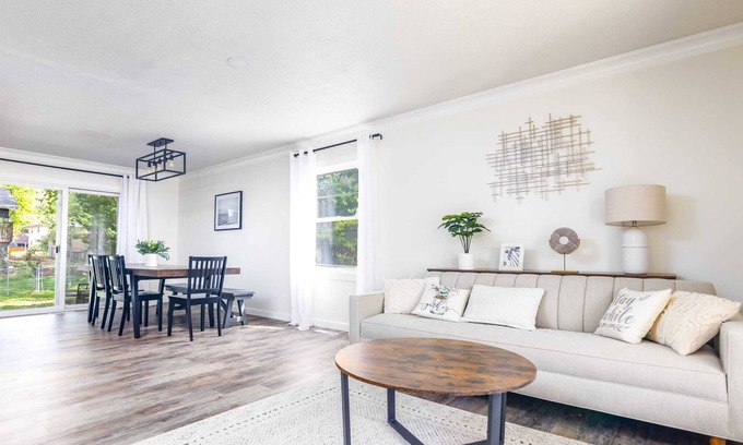 West Des Moines House | Luxurious Family Friendly 5 Bedroom House