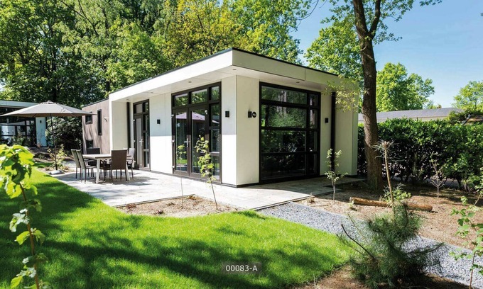 Beekbergen-Zuid Cabin | Luxurious freestanding holiday home with two bedrooms and a charming outdoor area.