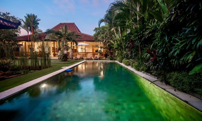 Padonan Villa | Luxurious Garden and Gazebo Modern Villa