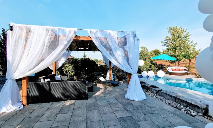 Uxbridge House | Luxurious getaway close to the city