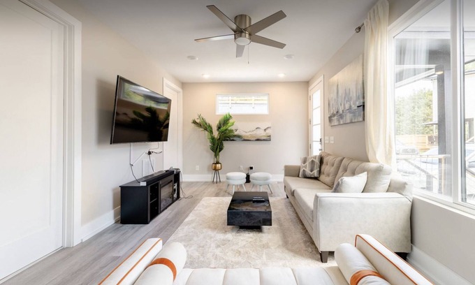 Hayes House | Luxurious Getaway Home with Rooftop Patio 10mins to downtown Durham and Duke